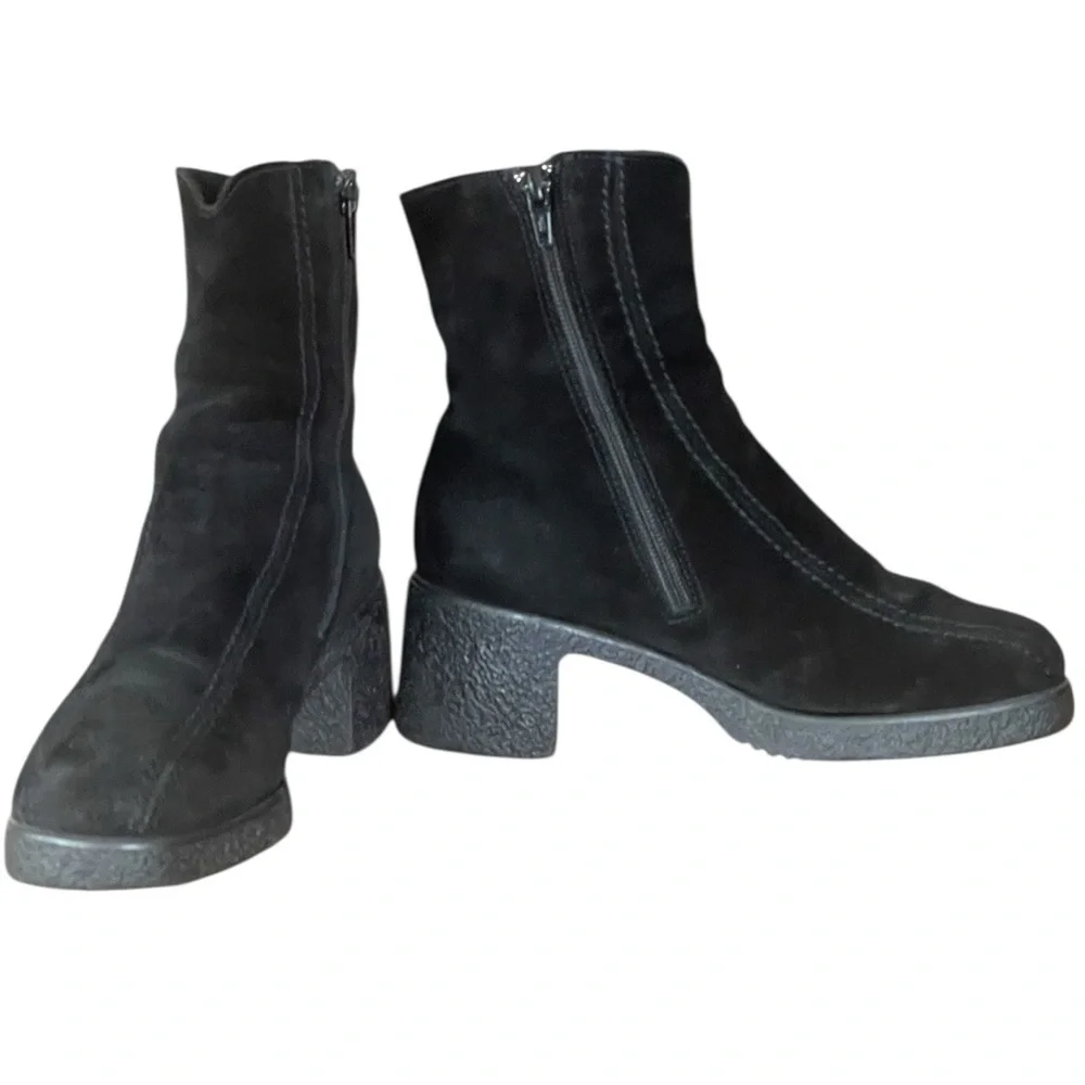 La Canadienne Elizabeth wedge heeled suede boots. Size 6 1/2. GUC